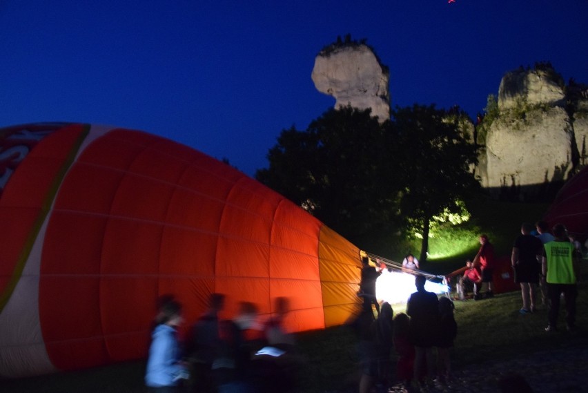 Zamkowa fiesta balonowa odbywała się także po zmroku. Zamek...