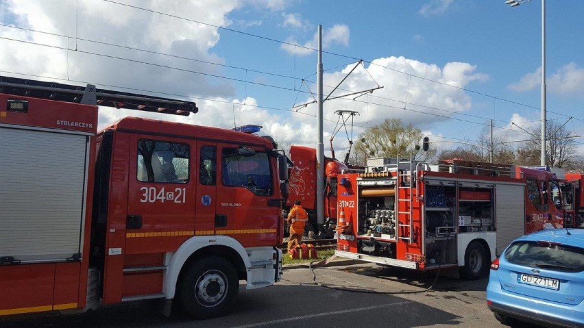 Wypadek na al. Hallera w Gdańsku. Tir zderzył się z tramwajem [ZDJĘCIA] 