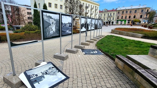 Wandale zniszczyli wystawę fotografii na placu Artystów.