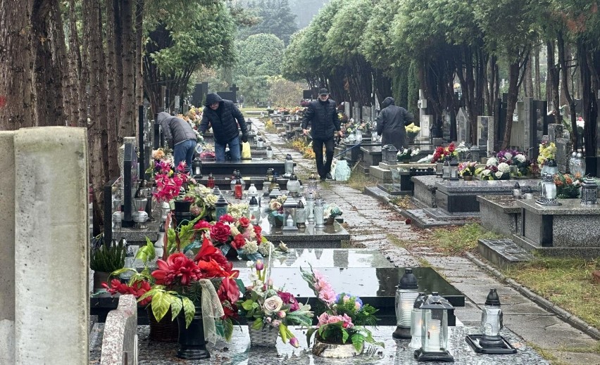 Mieszkańcy porządkowali groby na Cmentarzu Komunalnym na...