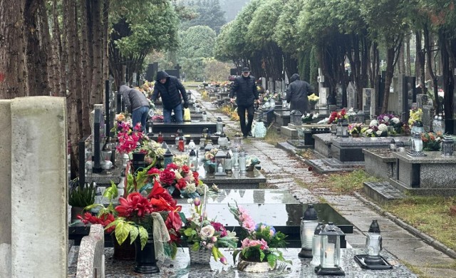 Mieszkańcy porządkowali groby na Cmentarzu Komunalnym na radomskim Firleju.