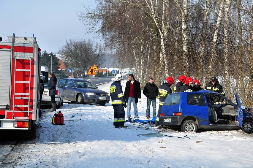 Piotrowo Pierwsze: Zjechał na przeciwległy pas drogi i uderzył w drzewo