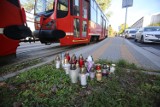 Tramwaj potrącił 17-latkę w Katowicach. Dziewczyna zginęła kilka metrów od szkoły. Teraz płoną tam znicze [wypadek na al. Korfantego].