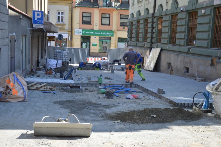 Bochnia. Rewitalizacja centrum, trwa układanie kostki na ulicach Wolnica i Mickiewicza [ZDJĘCIA]