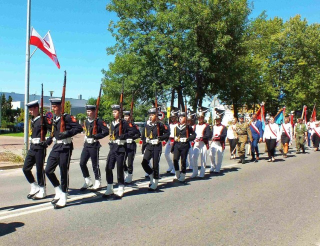 Przemarsz grup zorganizowanych z kościoła przed Pomnik Niepodległości podczas Święta Wojska Polskiego w Starachowicach.