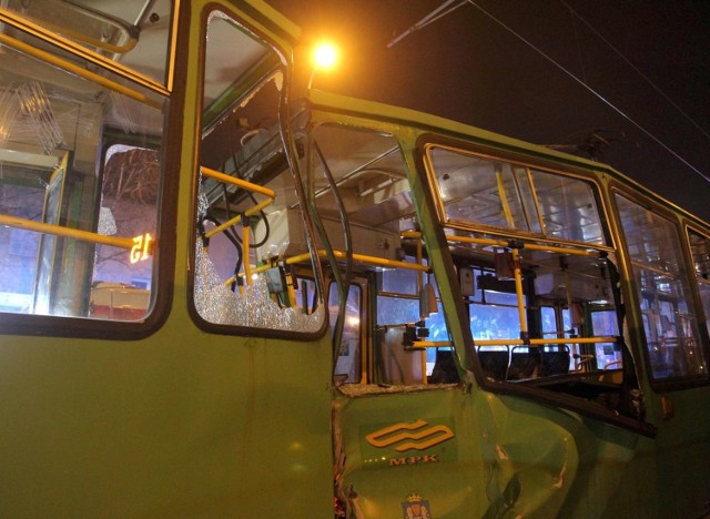 Na ul. Grunwaldzkiej zderzyły się tramwaje. W jednym z nich uwięziony został motorniczy. Ze wstępnych informacji wynika, że rannych mogło zostać nawet kilkanaście osób. Nie kursują tramwaje od ronda Nowaka-Jeziorańskiego do Junikowa - MPK uruchomiło komunikację zastępczą Zobacz więcej zdjęć ----->