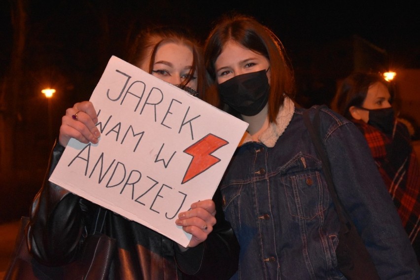 Manifestacja kobiet w Chodzieży. Skandowanie haseł i blokada ronda w czwartkowy wieczór [ZDJĘCIA]