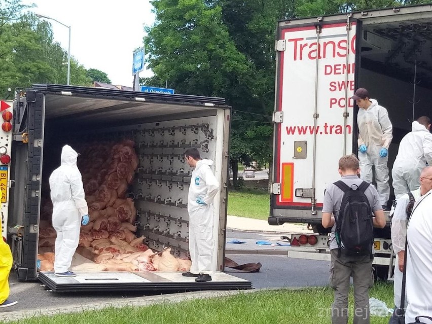 Ruda Śląska: Przewrócona ciężarówka na rondzie w Wirku [ZDJĘCIA]. Akcja przeładunku mięsa trwała do nocy
