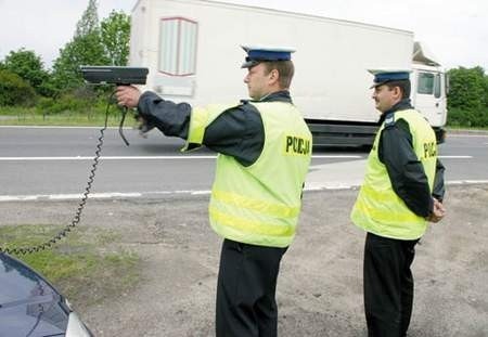 Sierżant sztabowy Mariusz Świtała i sierżant sztabowy Arkadiusz Kościelny sprawdzali wczoraj, z jaką prędkością kierowcy jeżdżą trasą DK-1. Fot. JAKUB MORKOWSKI