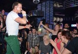 Koncert Weekend w klubie Pomarańcza w Łodzi. Radek Liszewski śpiewał &quot;Ona tańczy dla mnie&quot;