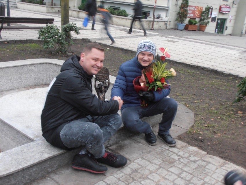 Bachusik Pomaguś stanął na skraju deptakowej fontanny