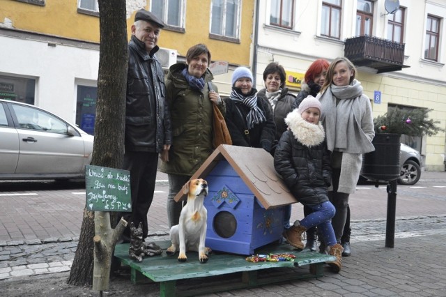 Miłośnicy zwierząt przy skarbonce na ul. Zduńskiej