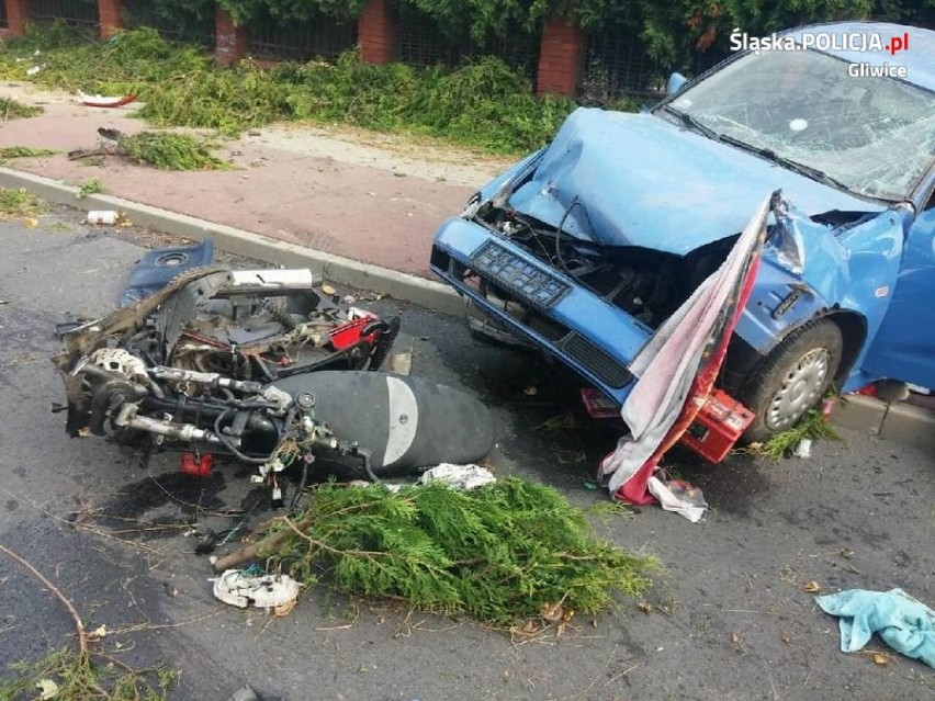 Gliwice: Śmiertelny wypadek w Smolnicy [ZDJĘCIA]. Kierowca uciekł do lasu, zostawiając w aucie kobietę i dzieci AKTUALIZACJA