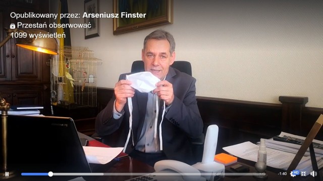 Burmistrz Arseniusz Finster pokazuje maseczkę, które szyje właśnie Polipol. Będzie ich 70 tys.