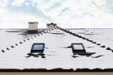 Okno dachowe – jak zabezpieczyć je na zimę? Co zrobić, aby ochronić je przed opadami? To ważne, aby służyły przez lata