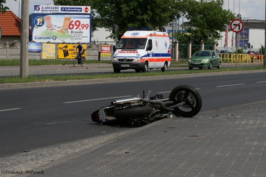 Wypadek motocyklisty na Żółkiewskiego w Toruniu [ZDJĘCIA]