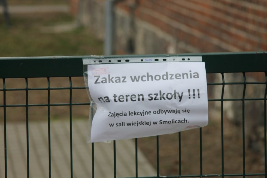Ewakuacja szkoły i pobliskich budynków w Smolicach. Saperzy usunęli już miny przeciwczołgowe [ZDJĘCIA + FILM]