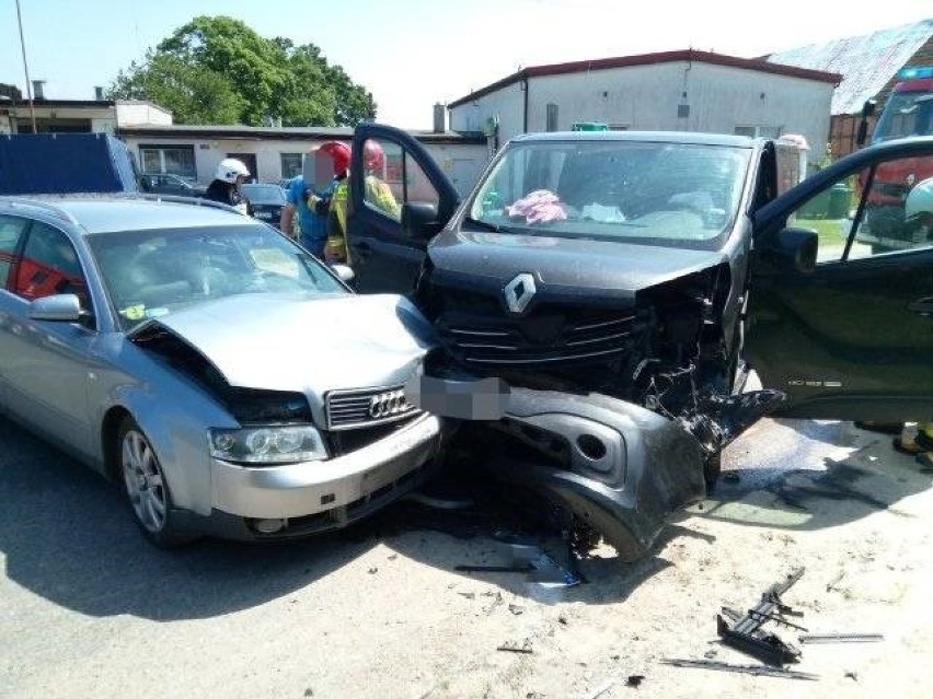 Wypadek w Sławsku. Bus zderzył się z osobówką, jedna osoba ranna [ZDJĘCIA]