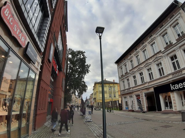 W Szczecinku latarni nie gaszą, procentuje m.in. wymiana kilka tysięcy opraw (tu na deptaku), choć nie wykluczają ograniczenia iluminacji świątecznych