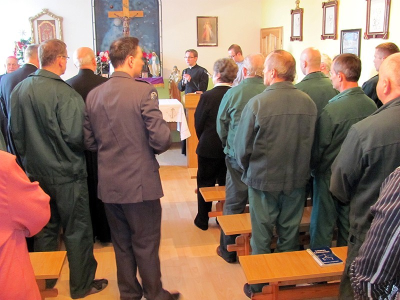 Biskup kaliski odwiedził skazanych w Zakładzie Karnym w Kaliszu i spotkał się z jego pracownikami