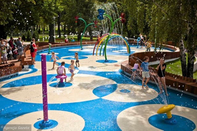 Projekt zakłada budowę dwóch wodnych placów zabaw - na terenie Warszawskiej Strefy Rodziny przy Parku Fontann oraz na terenie parku Pole Mokotowskie. Miałyby stać się one atrakcyjną i bezpieczną inwestycją na gorące i upalne dni w mieście. Wodny plac zabaw jest instalacją obejmującą nieckę o niewielkim wgłębieniu i antypoślizgowej, zwykle barwnej nawierzchni.
Na niej ustawione są różnorakie, kolorowe urządzenia tryskające wodą - łuki, słupki, grzybki, czy kołowrotki. Woda tryska z nich na wiele różnych sposobów, a dzieci mogą szaleć godzinami w ciepłe i upalne dni. I jest bezpieczną instalacją. Ponadto woda jest podgrzewana do temperatury kilkunastu stopni, co pozwala uniknąć szoku termicznego. Szacowany koszt to 4,2 mln złotych.
