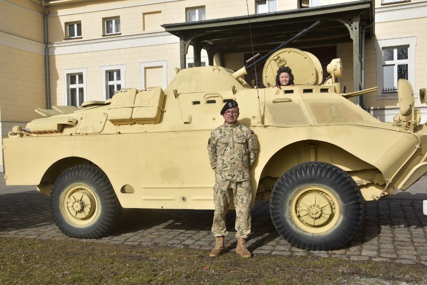 Pasjonaci militarnej motoryzacji. Te auta na ulicach Grodziska wzbudzają niemałe zainteresowanie!