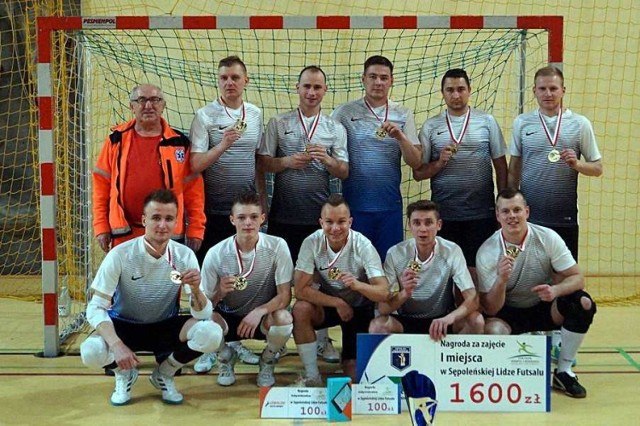 Natura Meble, oparta na graczach sępoleńskiej Krajny, bronić będzie tytułu mistrzowskiego Sępoleńskiej Ligi Futsalu.