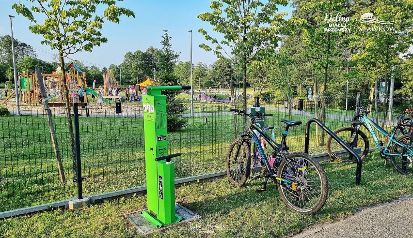 W Sławkowie pojawiły się nowe stojaki rowerowe oraz stacje...