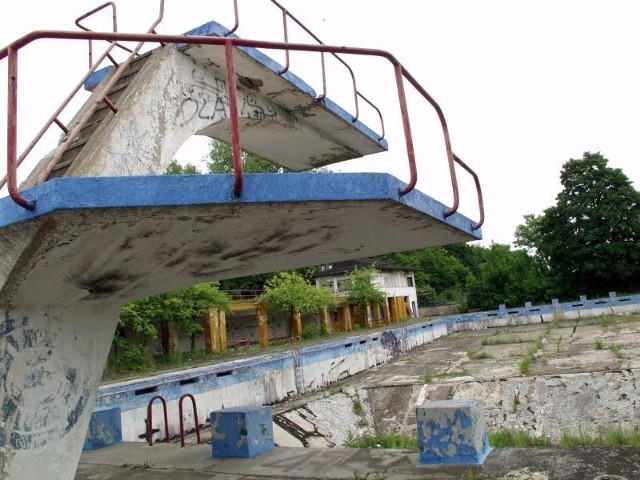 Ruina basenu na Kamiennej Górze w Lubaniu bez szans na remont
