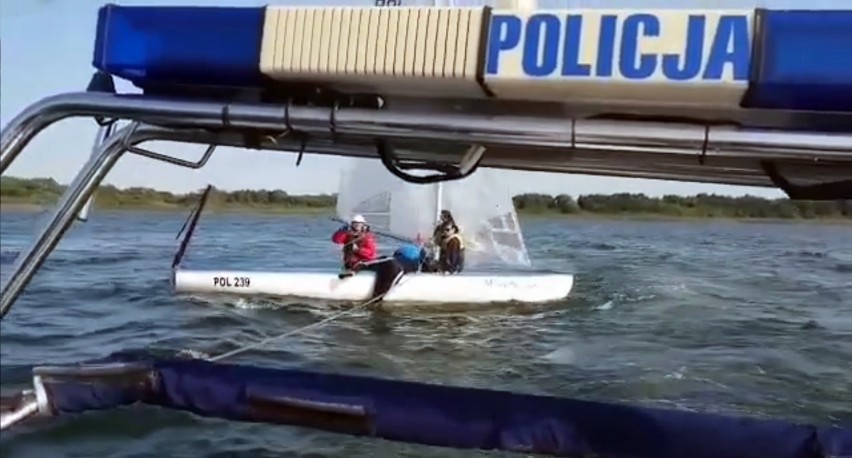 Akcja ratunkowa nad Miedwiem. Wywrócona żaglówka. Na pomoc ruszył policyjny patrol wodny. ZDJĘCIA, WIDEO