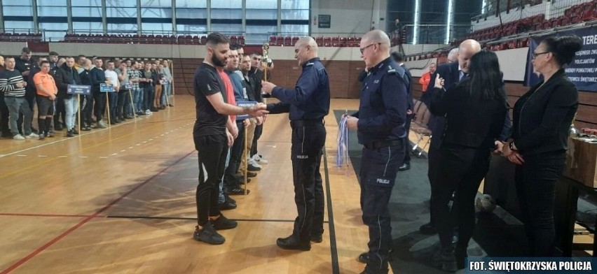 W Ostrowcu zakończył się policyjny turniej w piłkę halową. Znamy zwycięzców