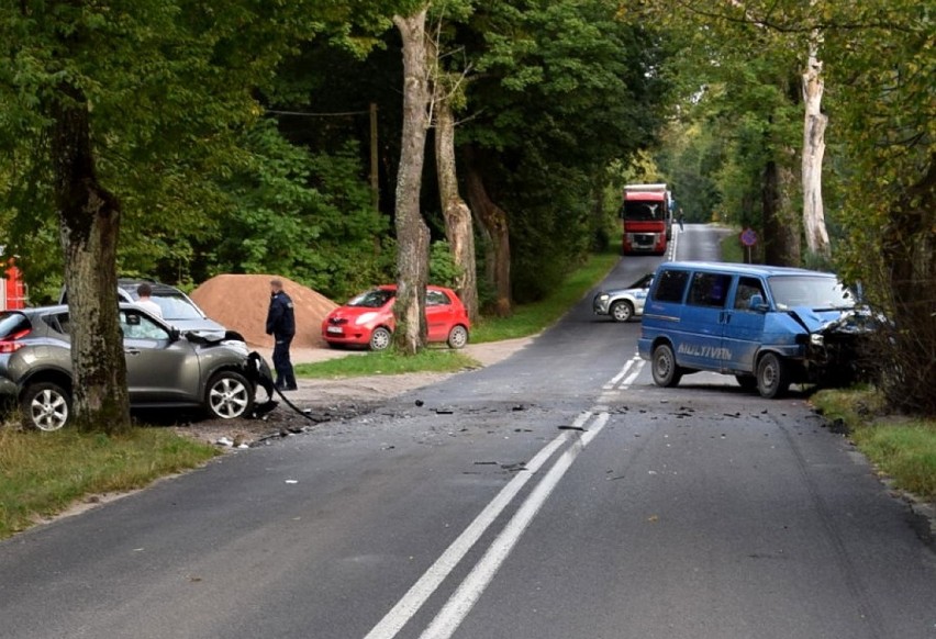 Policjanci wyjaśniają okoliczności wypadku drogowego w Skarszewach 