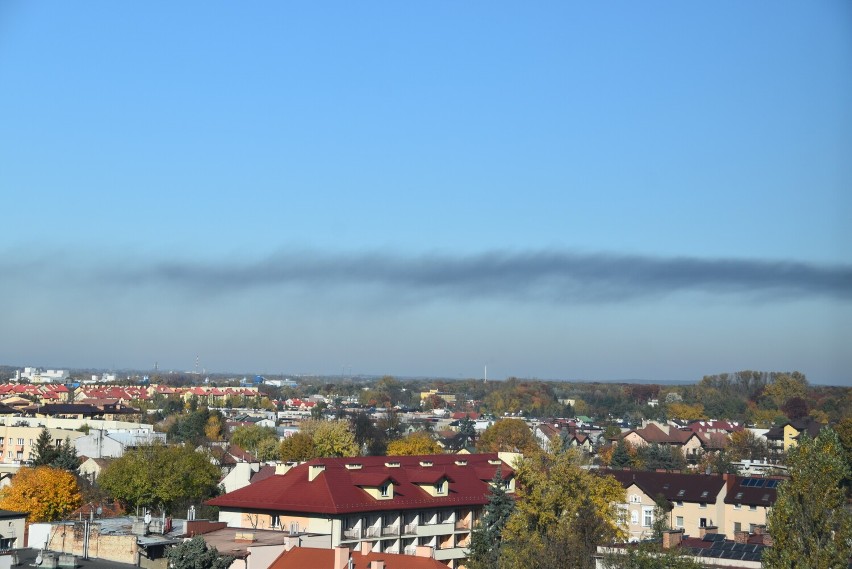 Chmurę czarnego dymu unoszącą się znad Azotów widać było w...