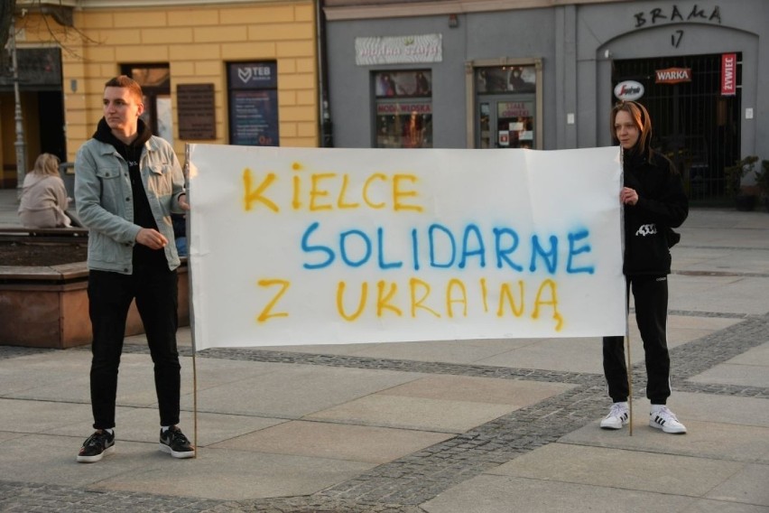Chwała Ukrainie i bohaterom. Demonstracja solidarności na Rynku w Kielcach. Zobaczcie wideo i zdjęcia 