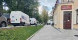 Nowe "Sanatorium miłości" powstaje w Krynicy Zdroju! TVP kręci swój hit w Nowych Łazienkach Mineralnych, wozy ekipy zaparkowały przy deptaku