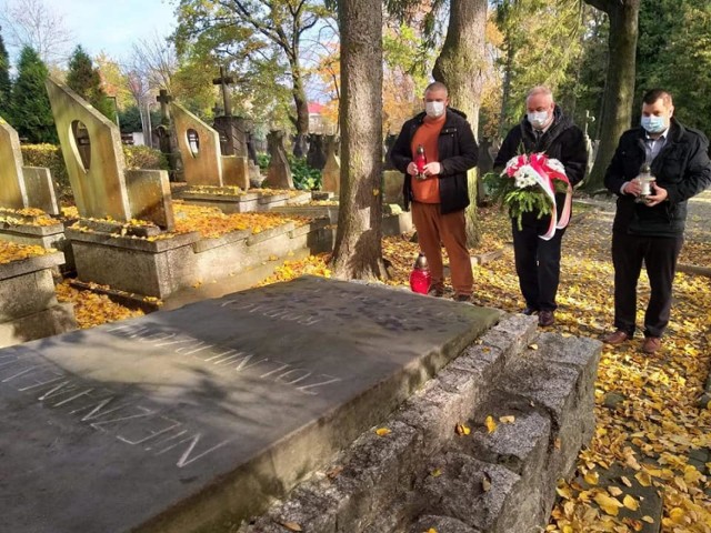 Złożenie kwiatów i zapalenie zniczy na grobach osób zasłużonych dla Przemyśla, regionu i Polski.