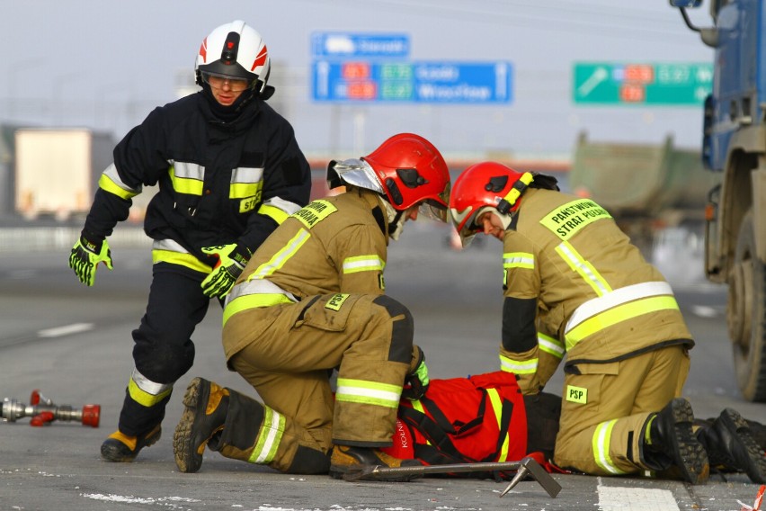 Ćwiczenia strażaków na autostradzie A1 pod Piotrkowem:...