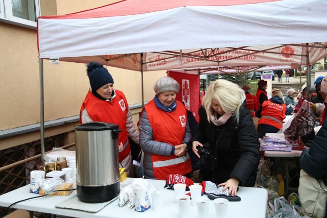 W Kielcach na skwerze Stefana Żeromskiego w niedzielę, 19 listopada ustawiono Namiot Miłosierdzia, w którym rozdawano bigos i ciepłe napoje.

Zobacz zdjęcia >>>
