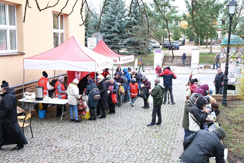 Namiot Miłosierdzia, a w nim bigos i wsparcie dla ubogich w Kielcach. Były też paczki z okazji Światowego Dnia Ubogich  