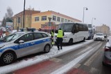 W Szczecinku autobus wjechał w radiowóz. Na drodze „szklanka” [zdjęcia]