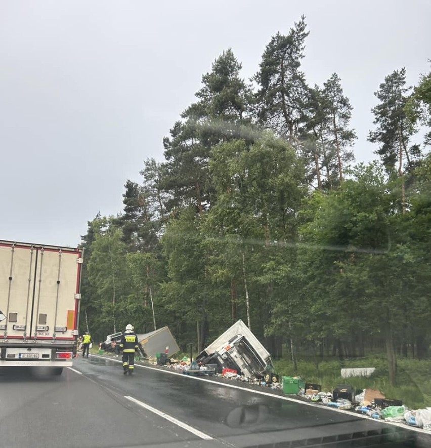 Wypadek na DK1 w Kobiórze. Ciężarówki wylądowały w rowie! Przewożony towar leży na drodze! Uważajcie!