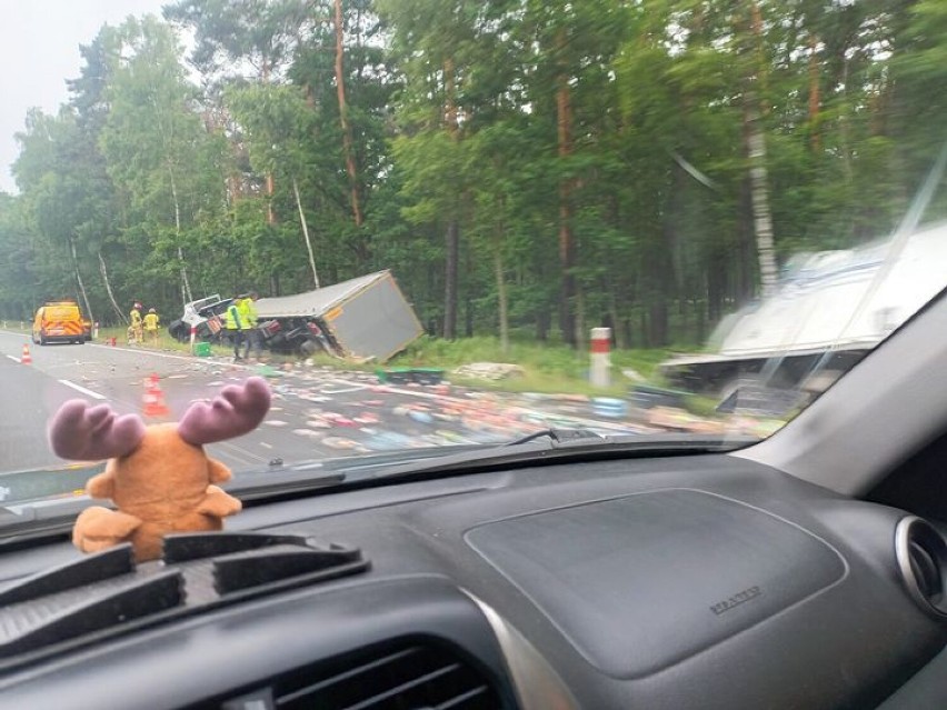 Wypadek na DK1 w Kobiórze. Ciężarówki wylądowały w rowie! Przewożony towar leży na drodze! Uważajcie!