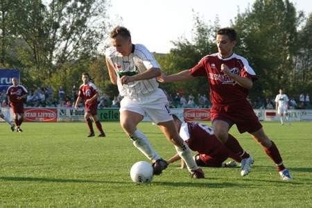 Krzysztof Piosik (w białym stroju) strzelił pierwszego gola dla Warty. Fot. M. Opala