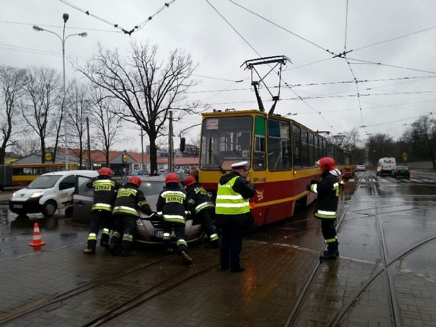 Tramwaj zderzył się z samochodem na ul. Dąbrowskiego w Łodzi