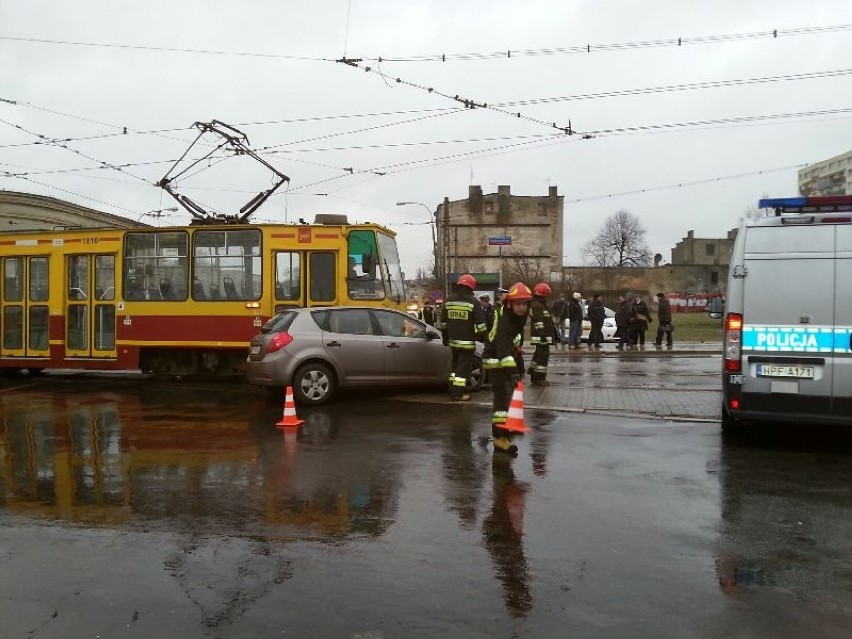 Tramwaj zderzył się z samochodem na ul. Dąbrowskiego w Łodzi