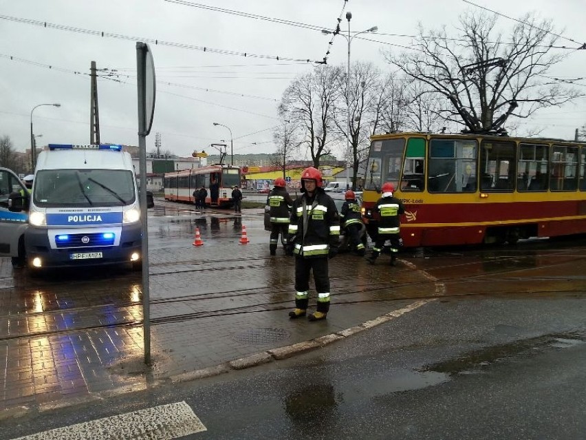 Tramwaj zderzył się z samochodem na ul. Dąbrowskiego w Łodzi