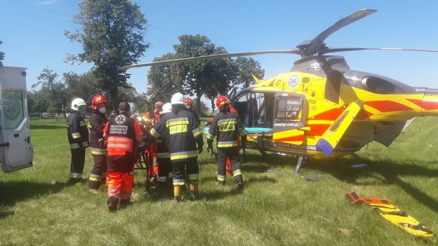 Wypadek w Wójcinie na drodze krajowej nr 74 w powiecie opoczyńskim. Rowerzysta w ciężkim stanie [ZDJĘCIA]