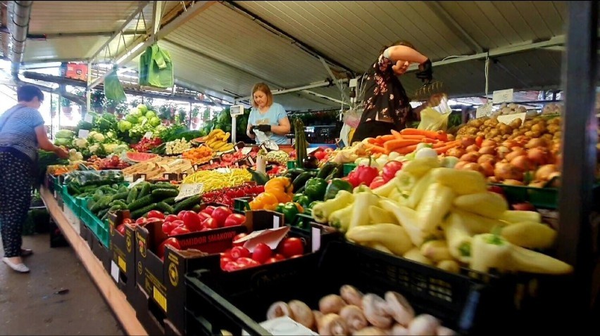 Na stoiskach na Rynku Maślanym nie brakuje świeżych owoców i...