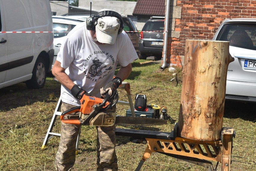 Pokaz rzeźbienia piłą spalinową techniką carvingu w ramach projektu "Historia Żegocina w drewnie ukryta" w 2022 roku