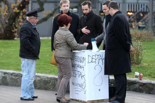 Happening PiS przy ul. Świętojańskiej